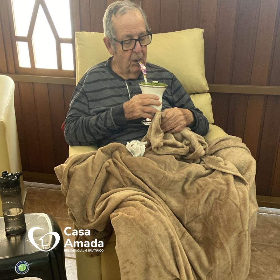 Morador tomando chimarrão em momento de descanso